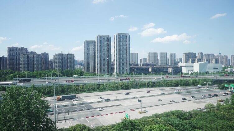 经过城市的高速公路航拍视角