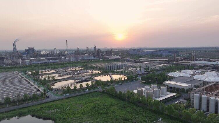 石油化工厂石化炼油厂夕阳航拍