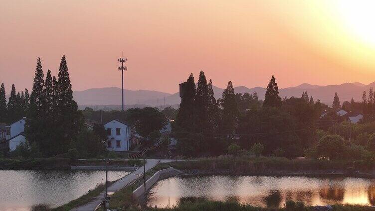 夕阳下的村庄航拍