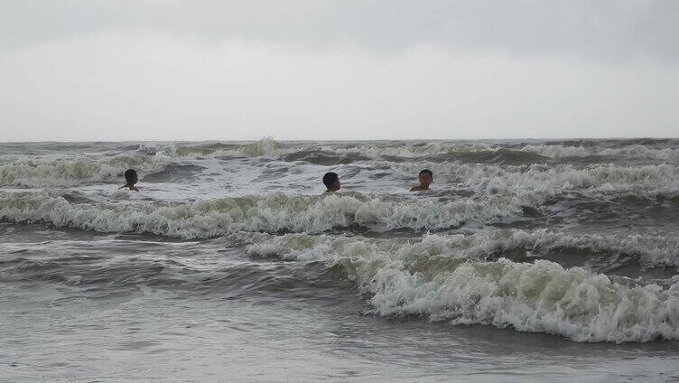 雨中海滩玩水的少年