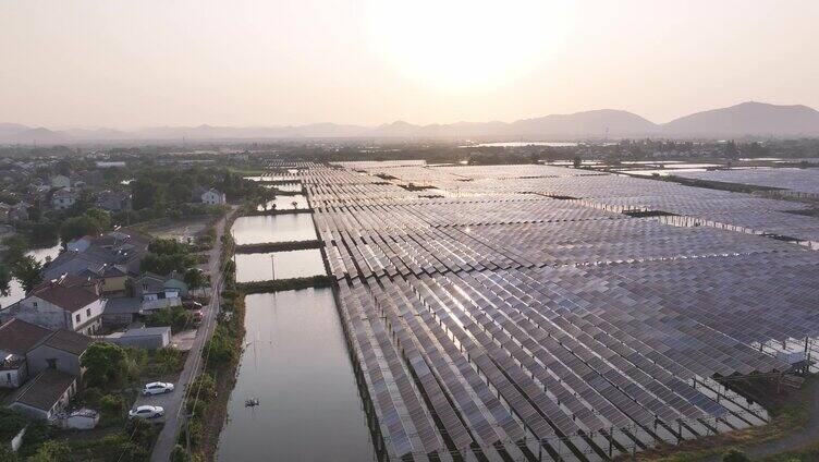 夕阳下的光伏发电厂航拍