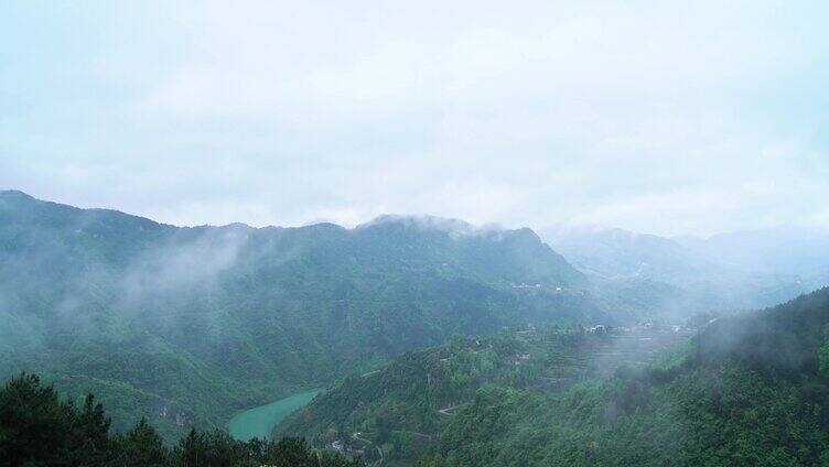 大河大山起雾烟雾缭绕