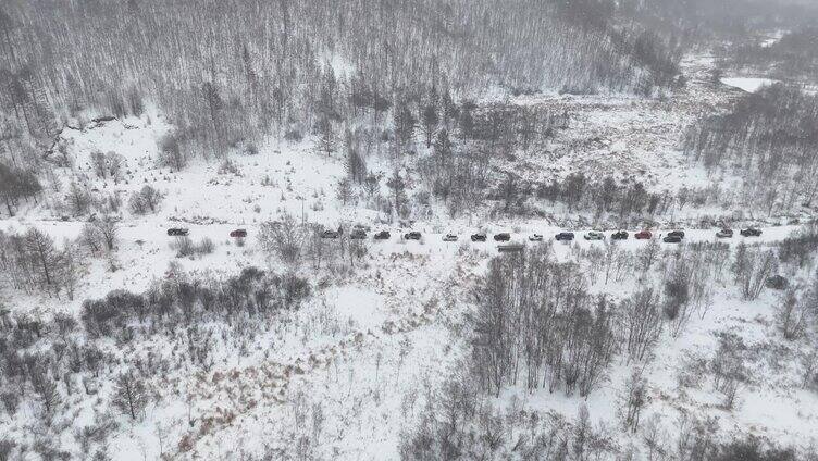 航拍雪景和车队