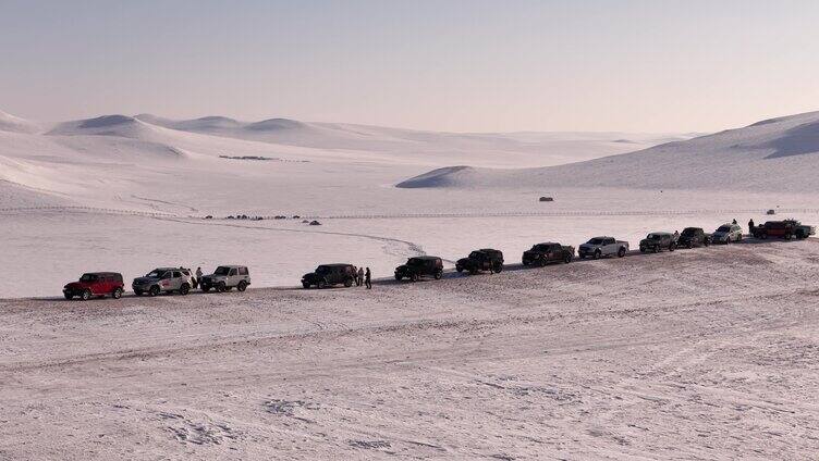 航拍雪景和车队