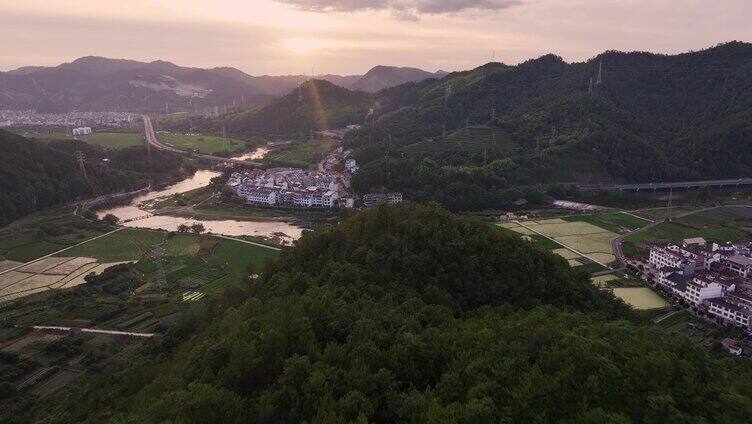 夕阳下山上的光伏发电站航拍