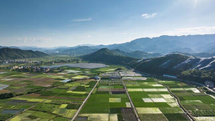 航拍下的山间田野