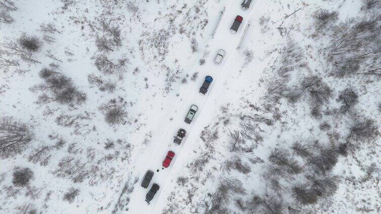 航拍雪景和车队