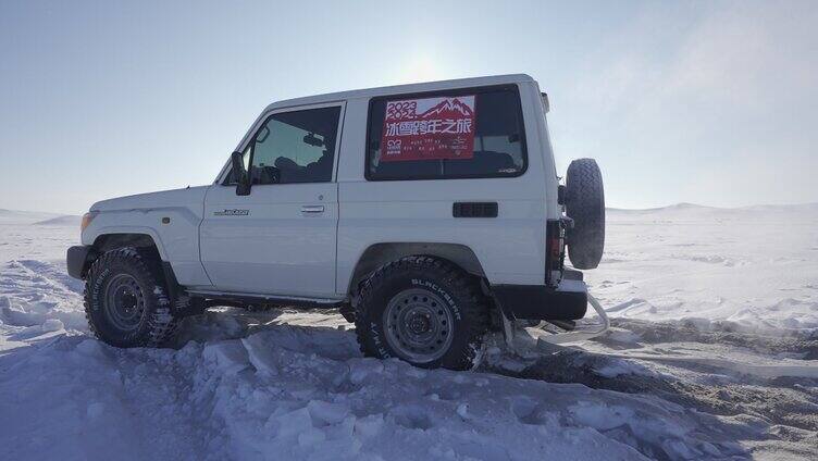 行驶在雪地越野