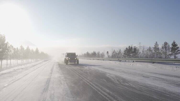 雪景下的车队