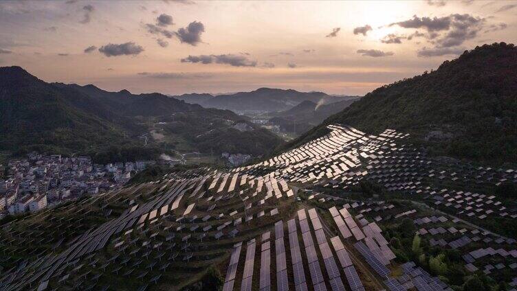 夕阳下山上的光伏发电站航拍