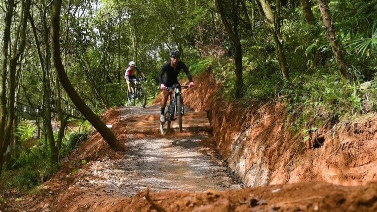 山地自行车越野极限运动跳跃升格素材