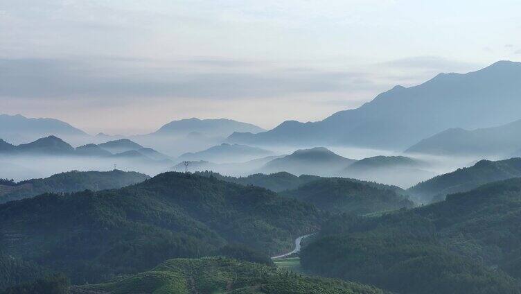 航拍下的浓雾山间