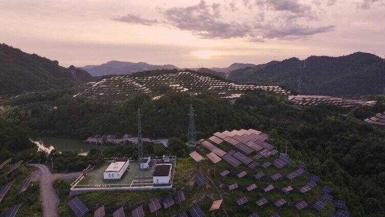 夕阳下山上的光伏发电站航拍