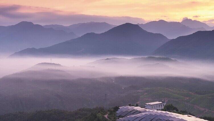 航拍下的浓雾山间