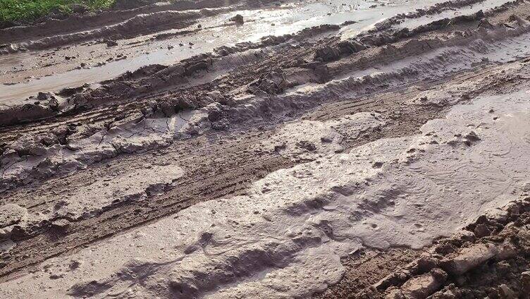 通往回家的泥泞道路山路进入山村泥浆路