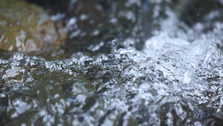 小溪流水奔腾翻滚特写微距