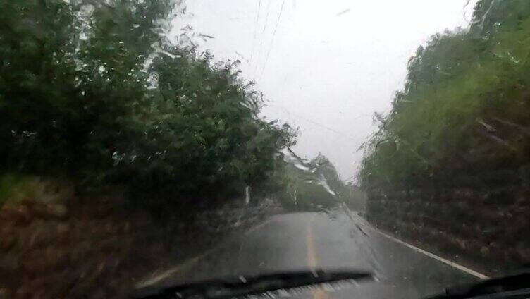 强对流天气暴雨来临