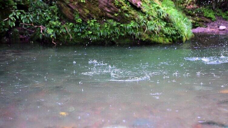 清澈溪流河水打水漂溅起水花自然风景素材