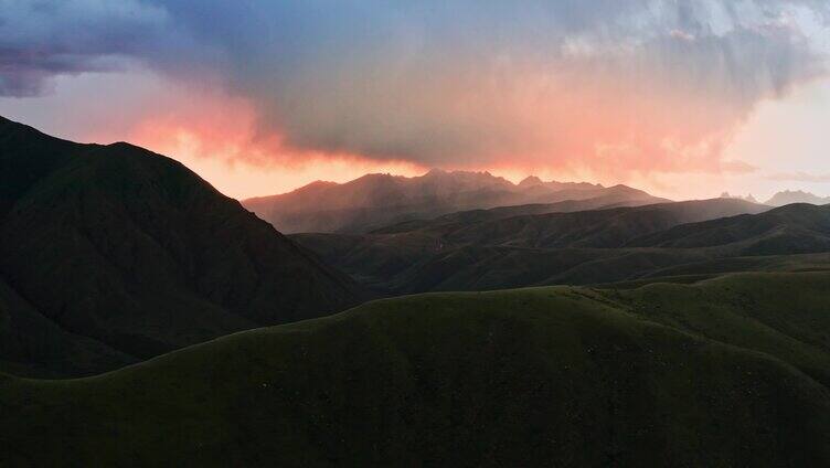 山丘火烧云云层