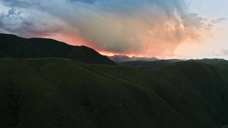 山丘火烧云云层