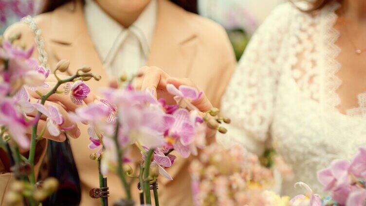 美女闺蜜朋友 花店挑选鲜花