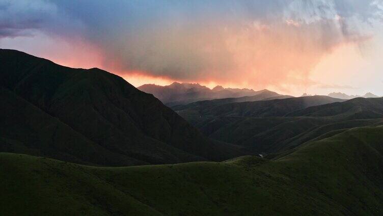 山丘火烧云云层