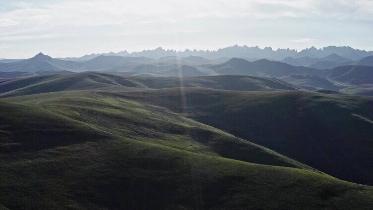 太阳照射群山美景