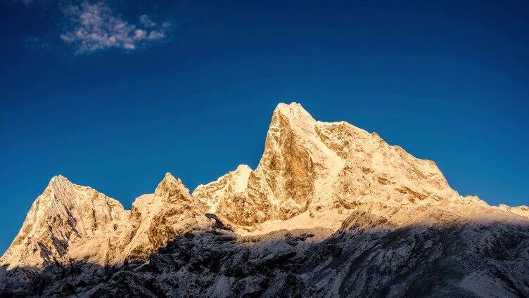 雪山日出日照金山延时美景蓝天白云高山雪景