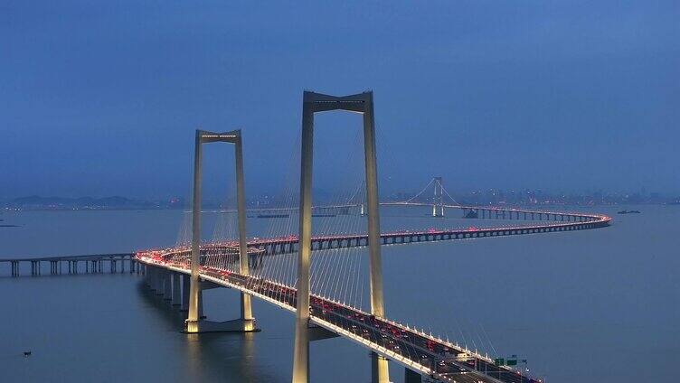 航拍深中通道蓝调夜景车流