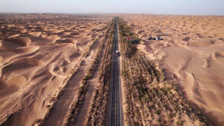 行驶在新疆沙漠公路的大货车