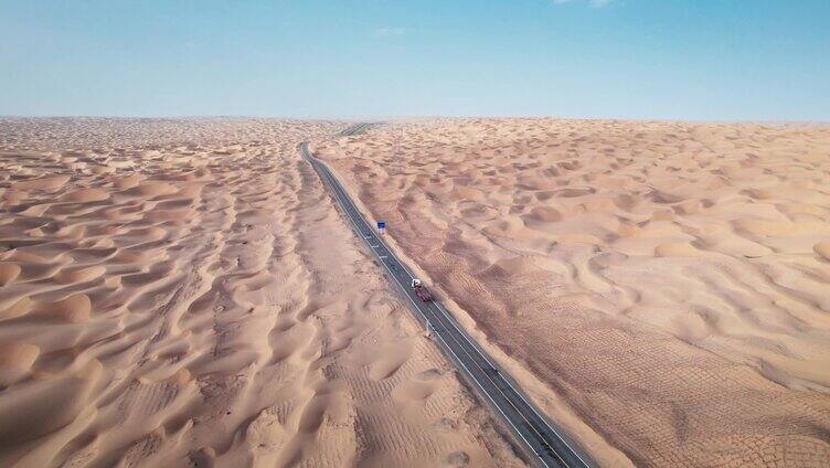 行驶在新疆沙漠公路的大货车