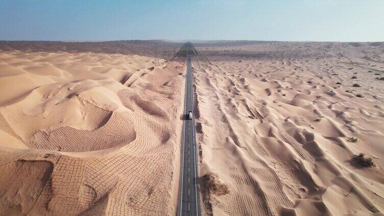 行驶在新疆沙漠公路的大货车