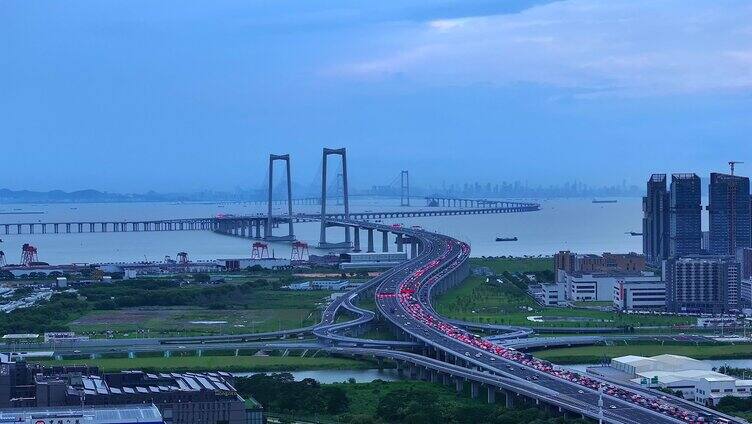 航拍深中通道蓝调夜景车流