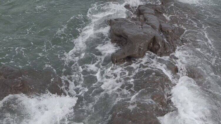 海水拍打礁石海浪唯美浪花