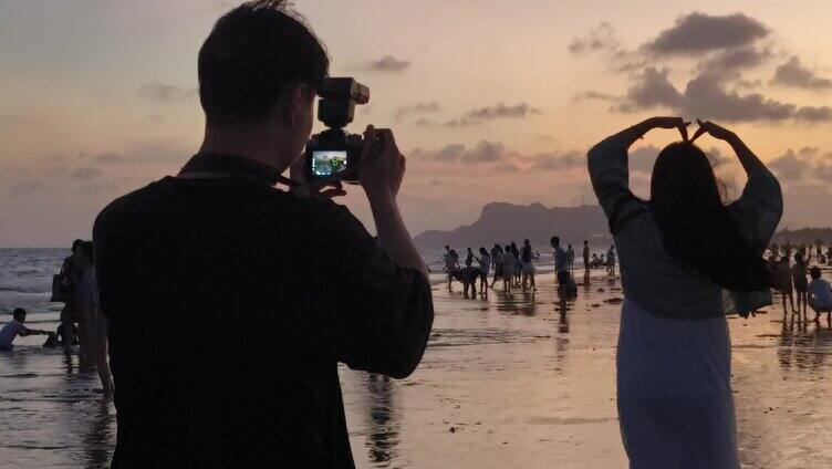 夜晚海边散步的人群夜晚海边情侣背影