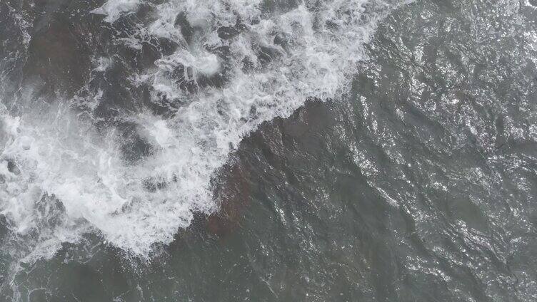 海浪拍打礁石生成唯美浪花