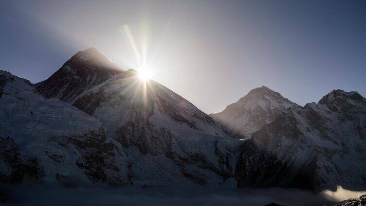 雪山日出巍峨高山雪景太阳光线清晨太阳升起