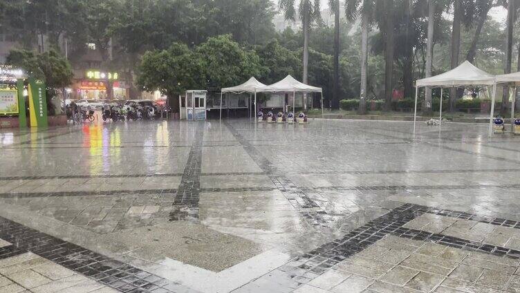 下暴雨天地面城市一角4