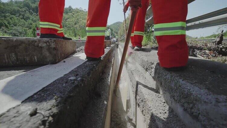 高速路政人员清理高速公路养护