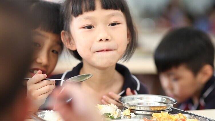 小学生食堂吃饭