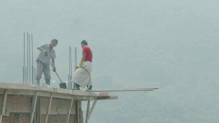 小数民族乡村建筑工人建房子