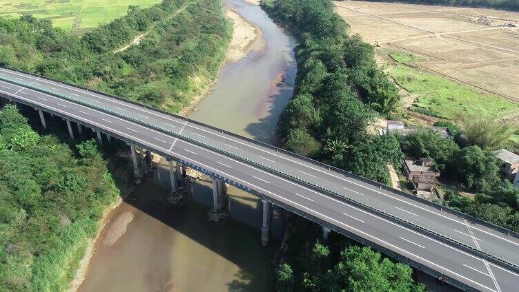 河道上的高速公路