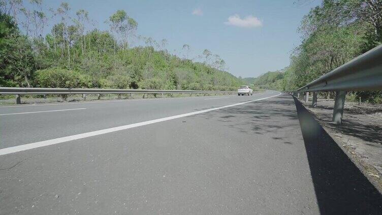 高速公路车流穿梭隧道