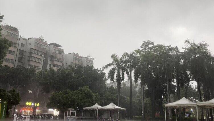 下暴雨天城市一角3