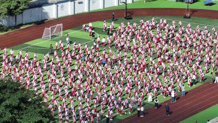 学校体育锻炼操场上学生做广播操