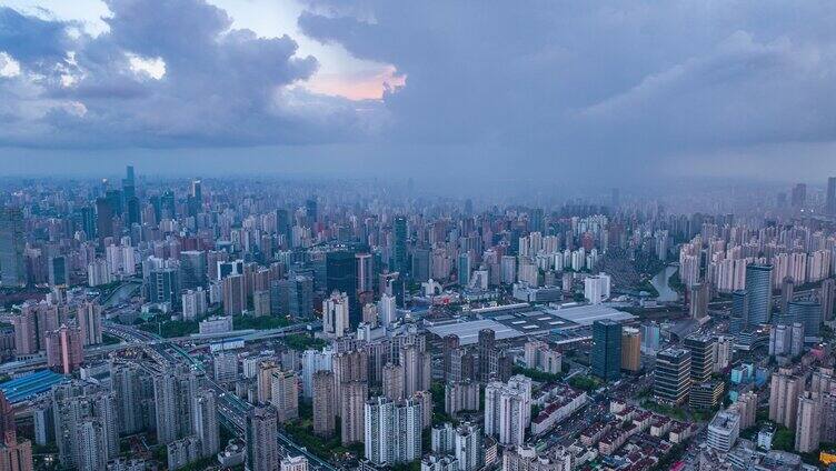 航拍暴风雨前的上海黑云压城乌云密布延时