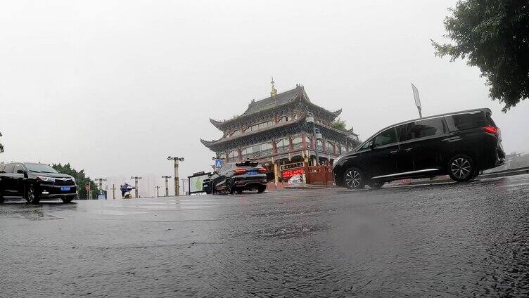 暴雨来临雨城雅安街道下雨积水