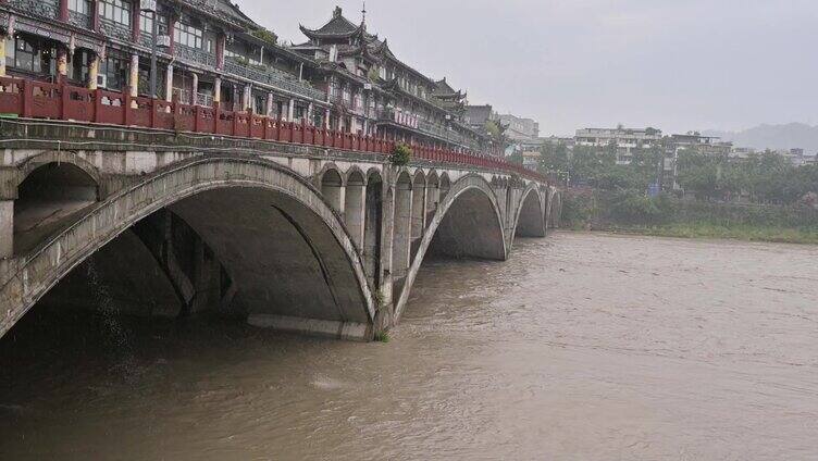 暴雨来临雨城雅安街道下雨积水