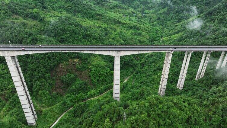 雅西高速航拍山区高速公路云雾缭绕