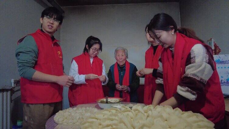 青年志愿者 陪农村独居老人过年 包饺子吃